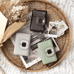 מצלמת פולארויד FUJIFILM LIPLAY MINI HYBRID CAMERA מצלמת פולארויד FUJIFILM LIPLAY MINI HYBRID CAMERA